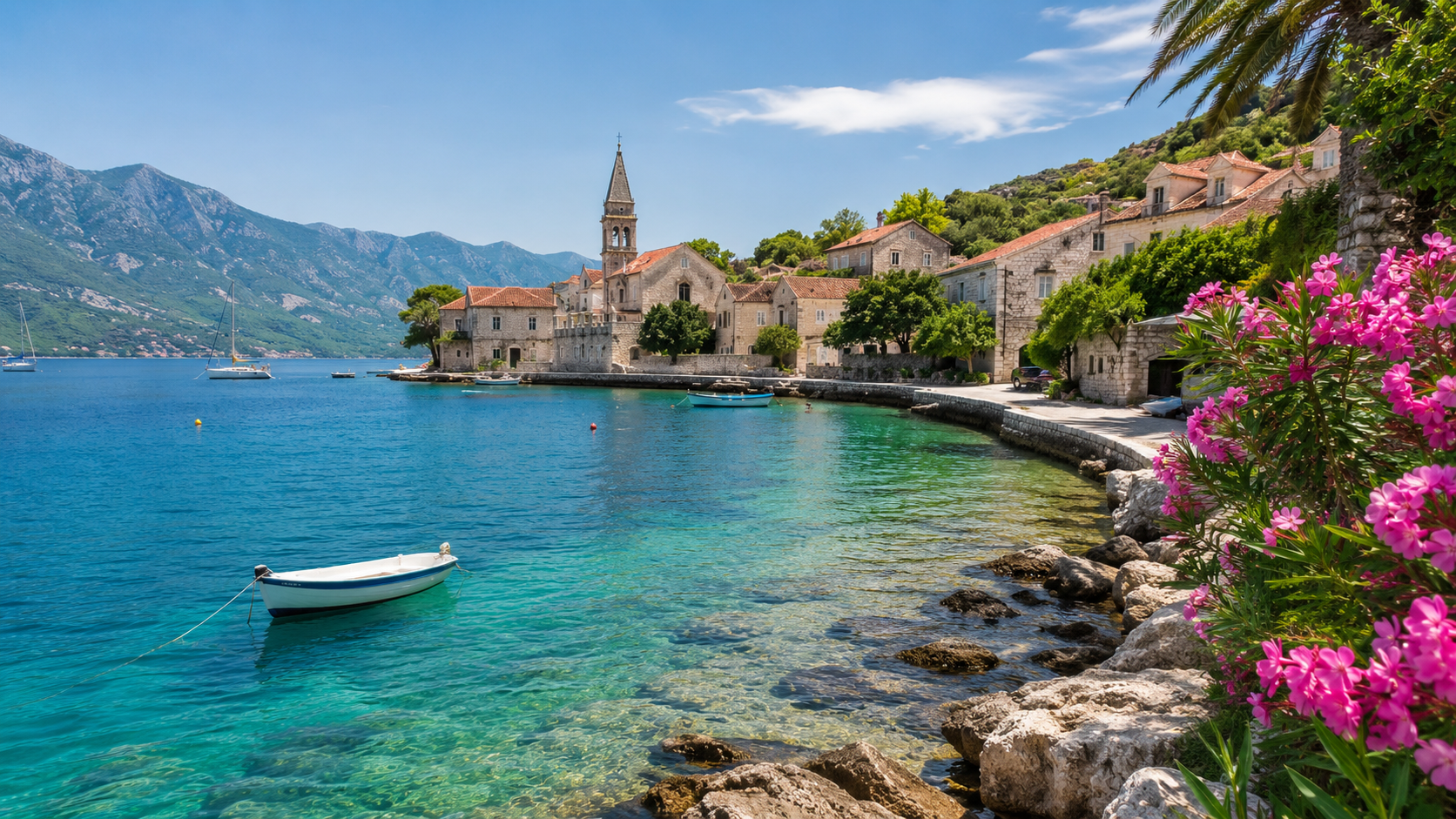 Kroatien: glasklare Bucht mit Steinhäusern und Adriakulisse